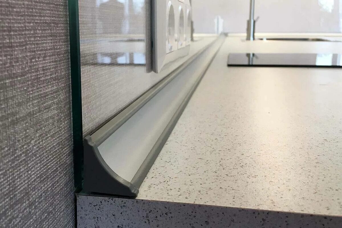 Кухонные плинтуса фото Плинтус для кухни на столешницу (15 фото) - как выбрать и установить