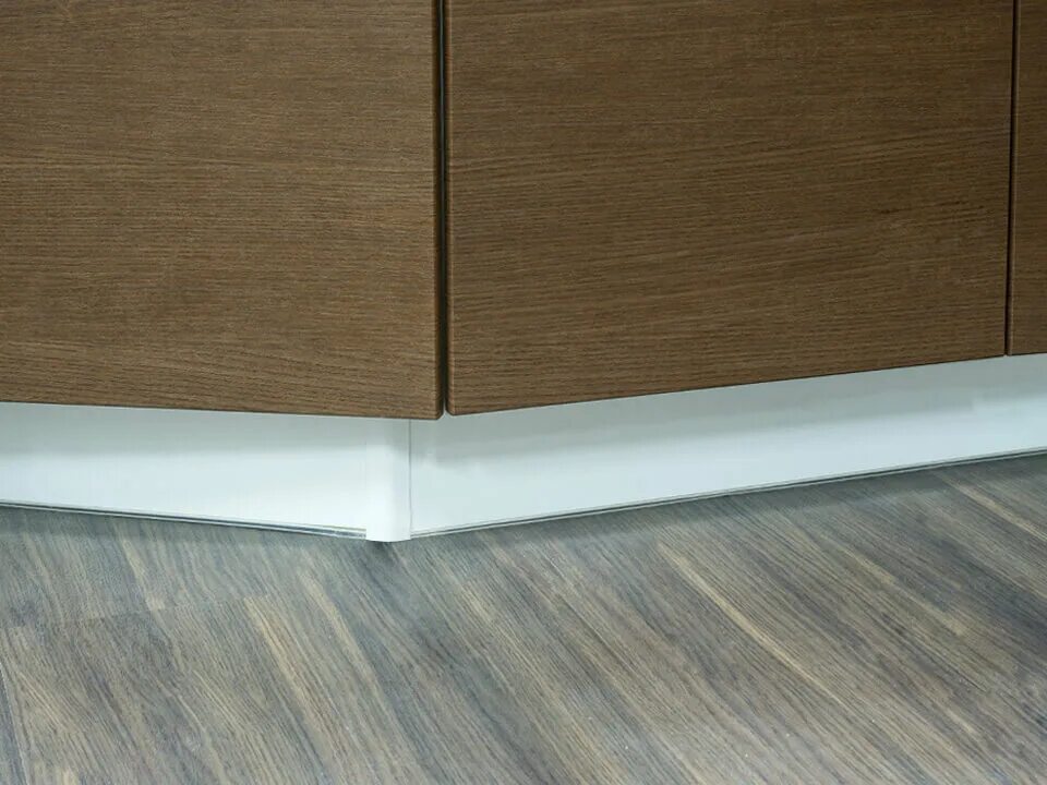 Кухонные плинтуса фото Цоколь кухонный ДО-008 Белый - купить в Стерлитамаке на Дом74мебели.ру