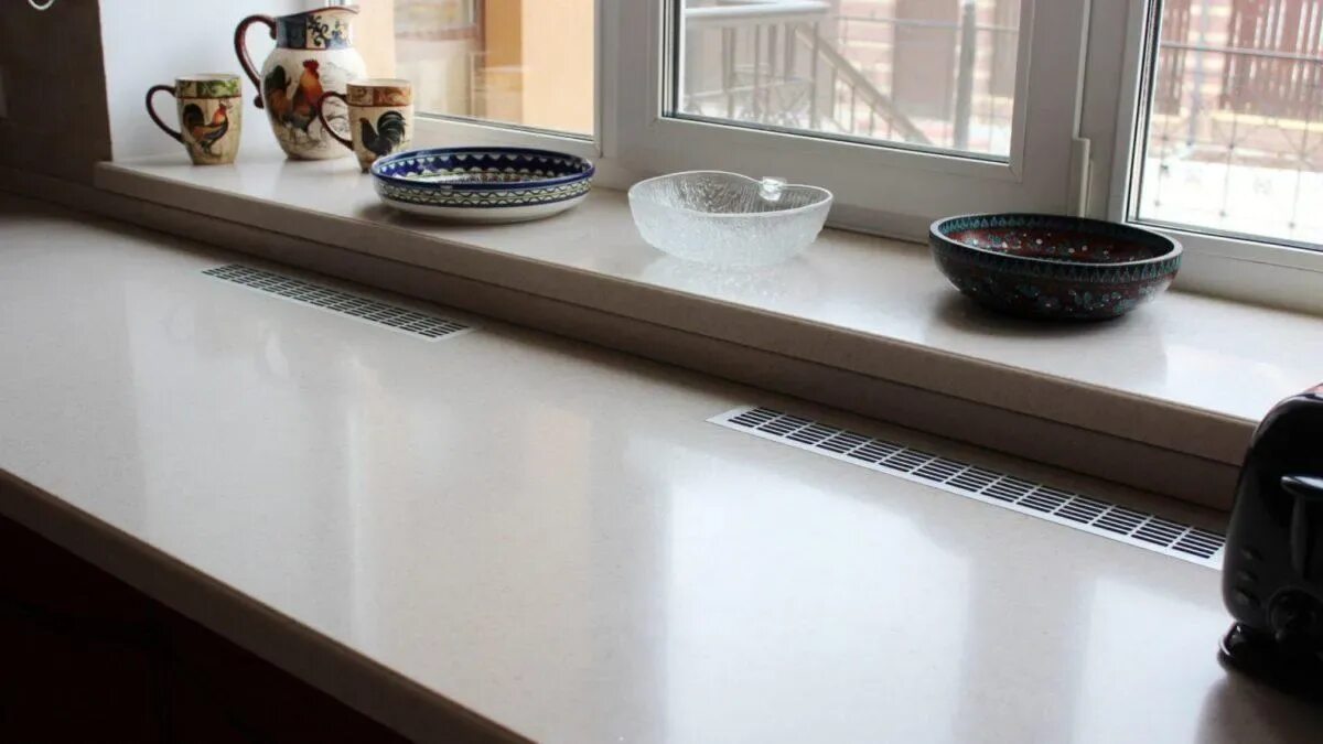 Кухонные подоконники фото Преодоление 9 недостатков кухонного гарнитура у окна: 32 фото примера и советы д