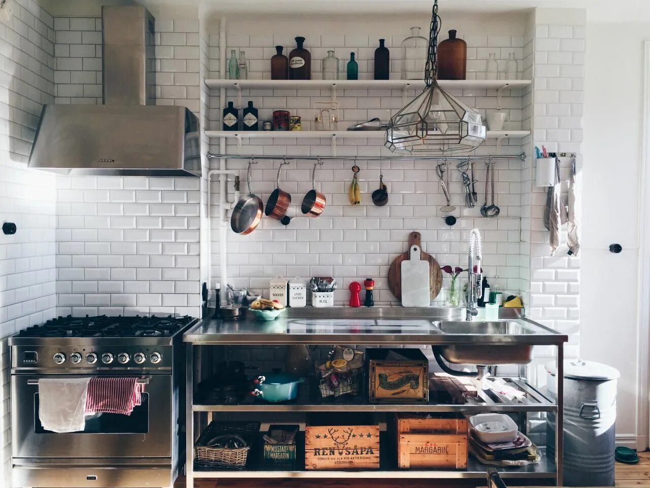 Кухонные полки в стиле лофт Gravity Interior Source: Elle Decoration Köksdesign, Lantliga kök, Elle decor