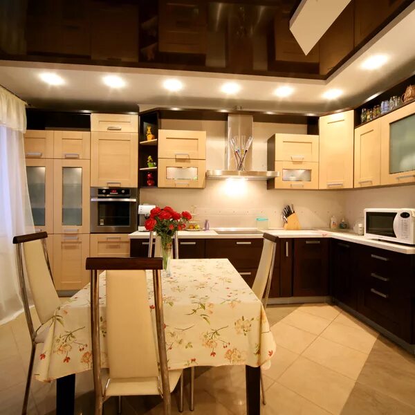 Кухонные потолки дизайн фото Коричневый глянцевый двухуровневый натяжной потолок на кухню