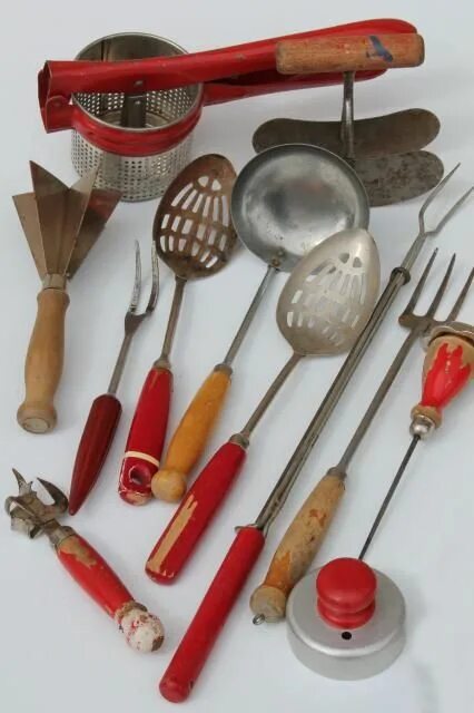 Кухонные принадлежности ссср фото vintage kitchen utensils w/ red handles, red painted wood handled spoons, toast 