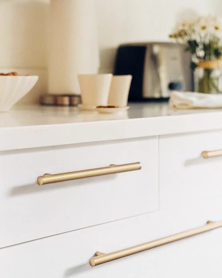 Кухонные ручки фото в интерьере Browse the domino galleries Living room design small spaces, Kitchen remodel sma