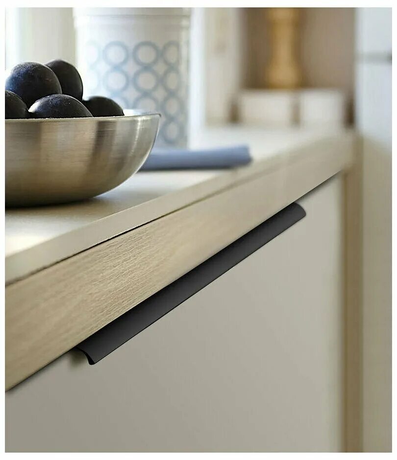 Кухонные ручки фото в интерьере Ручка мебельная торцевая скрытая накладная черная 600 мм - купить в интернет-маг