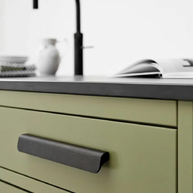 Кухонные ручки в интерьере Green Kitchen Cabinet Handle - Antique Bronze 128mm