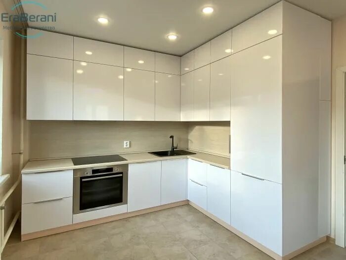 Кухонные шкафы до потолка фото Угловая кухня под потолок белая 2300 х 1430 на заказ в Москве