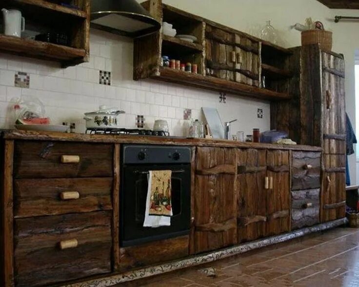 Кухонные шкафы из дерева под старину фото Картинки по запросу самодельные стулья из дерева Интерьер, Бревенчатый дом кухня