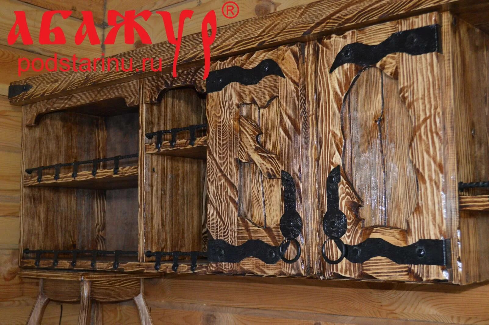 Кухонные шкафы из дерева под старину фото Кухня под старину из массива состаренного дерева с ковкой.