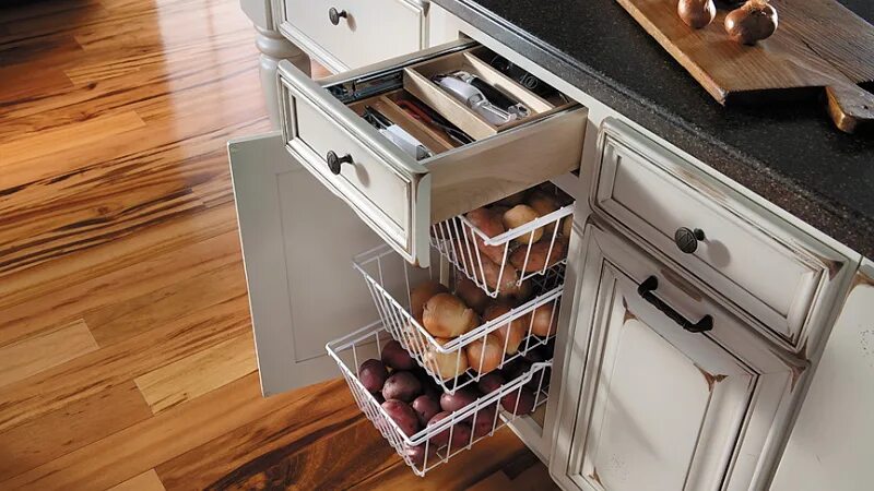 Кухонные шкафы наполнение варианты фото Выдвижной шкаф для кухни: узкие выкатные колонны, высокие и другие кухонные моде