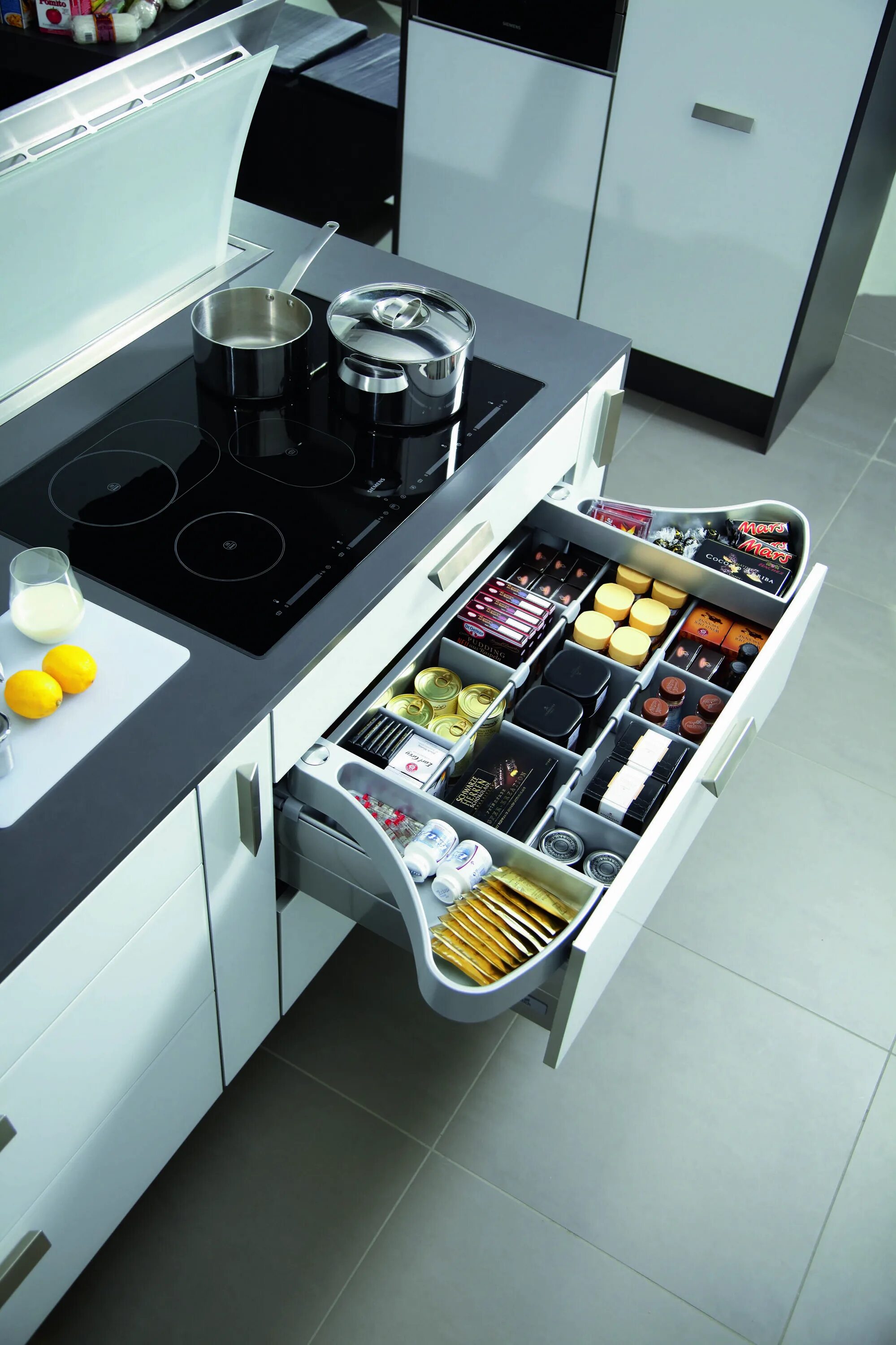 Кухонные шкафы наполнение варианты фото Quincaillerie Qama - N ° 1 de l'Ameublement et de l'Agencement Projeto de cozinh