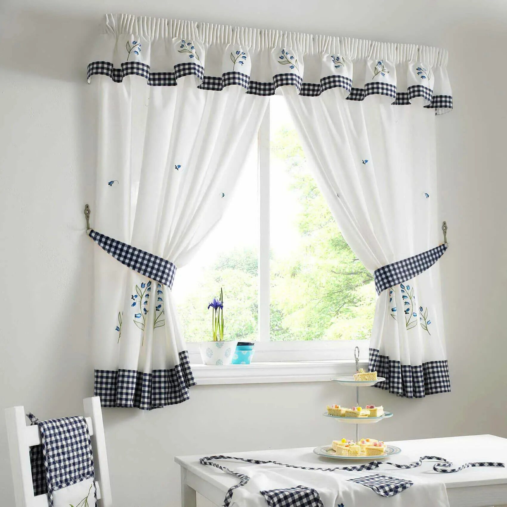 Кухонные шторы фото Фото - 21 Белые короткие шторы на кухню в стиле кантри Modern kitchen curtains, 