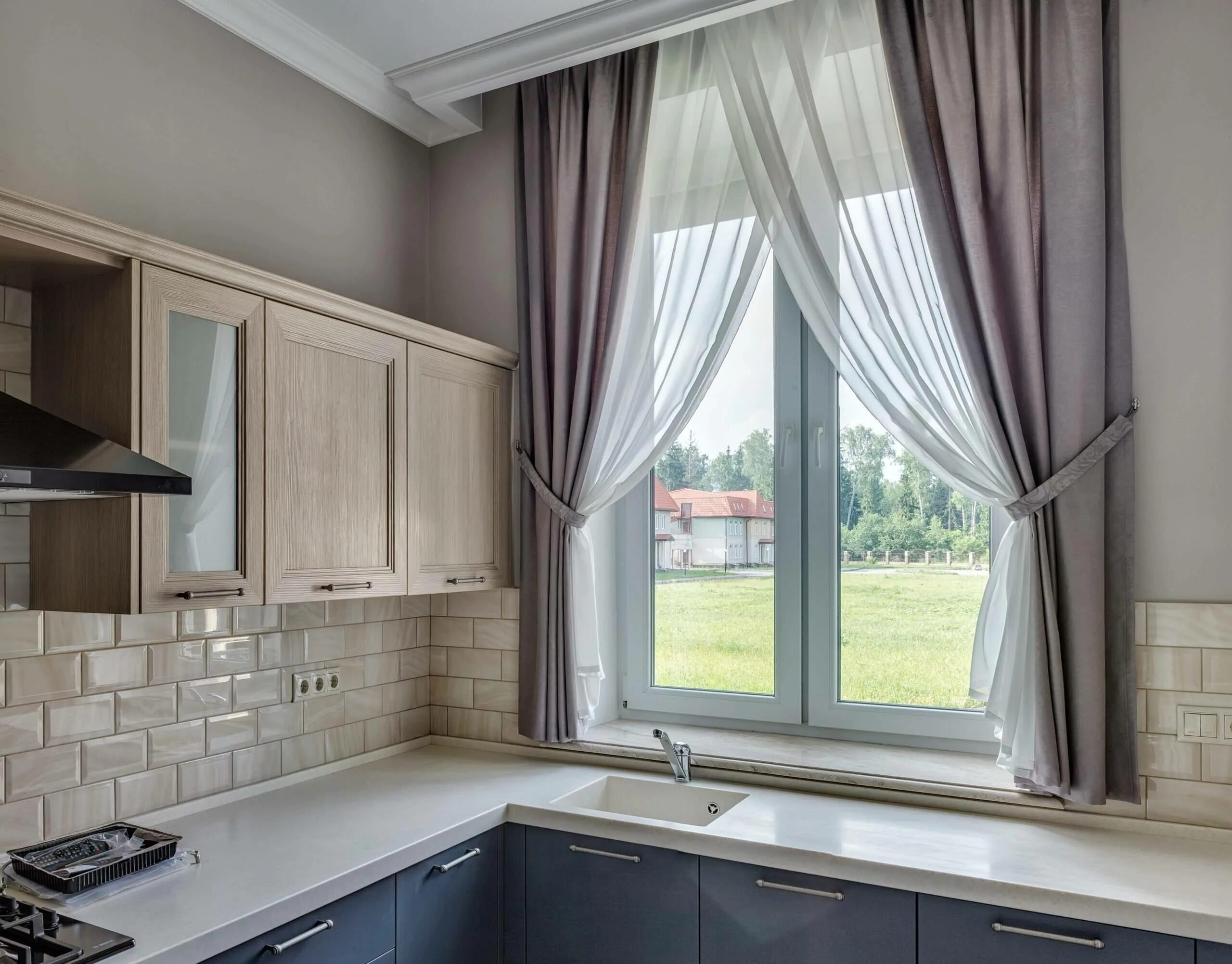 Кухонные шторы фото современный стиль Шторы на кухню подоконник