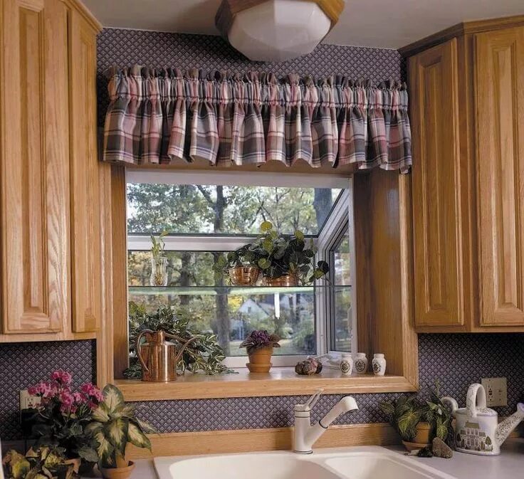 Кухонные шторы на большое окно фото Выбираем комнатные цветы для кухни: что подходит, а что нет Kitchen garden windo