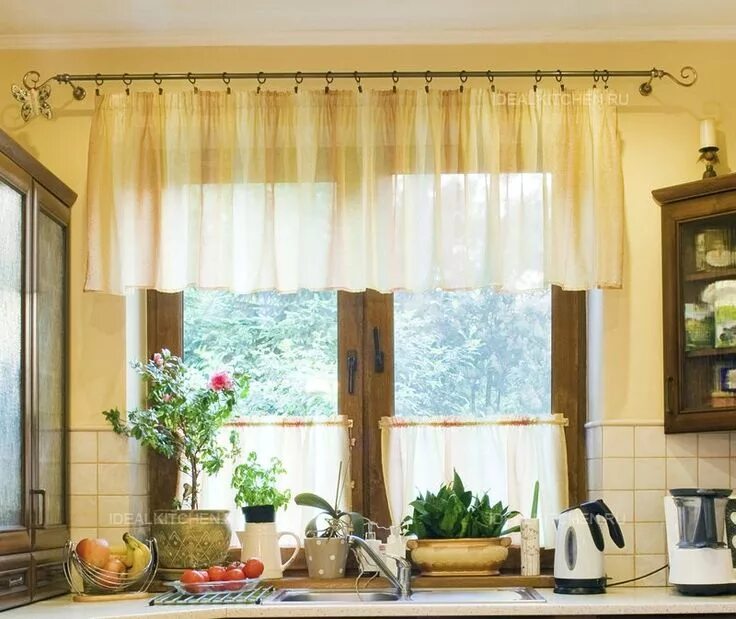 Кухонные шторы на большое окно фото Красивые занавески, тюль, ламбрекены и шторы для кухни: фотографии готовых штор 