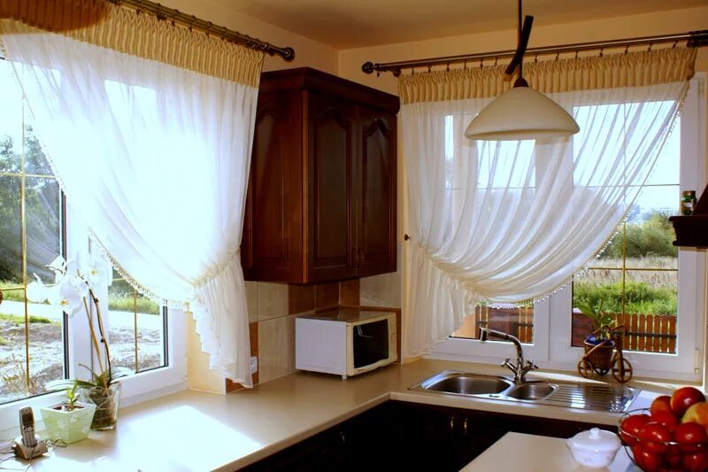 Кухонные шторы на большое окно фото Тюль для кухни (54 фото): варианты дизайна, выбор красивого тюля для кухни с бал