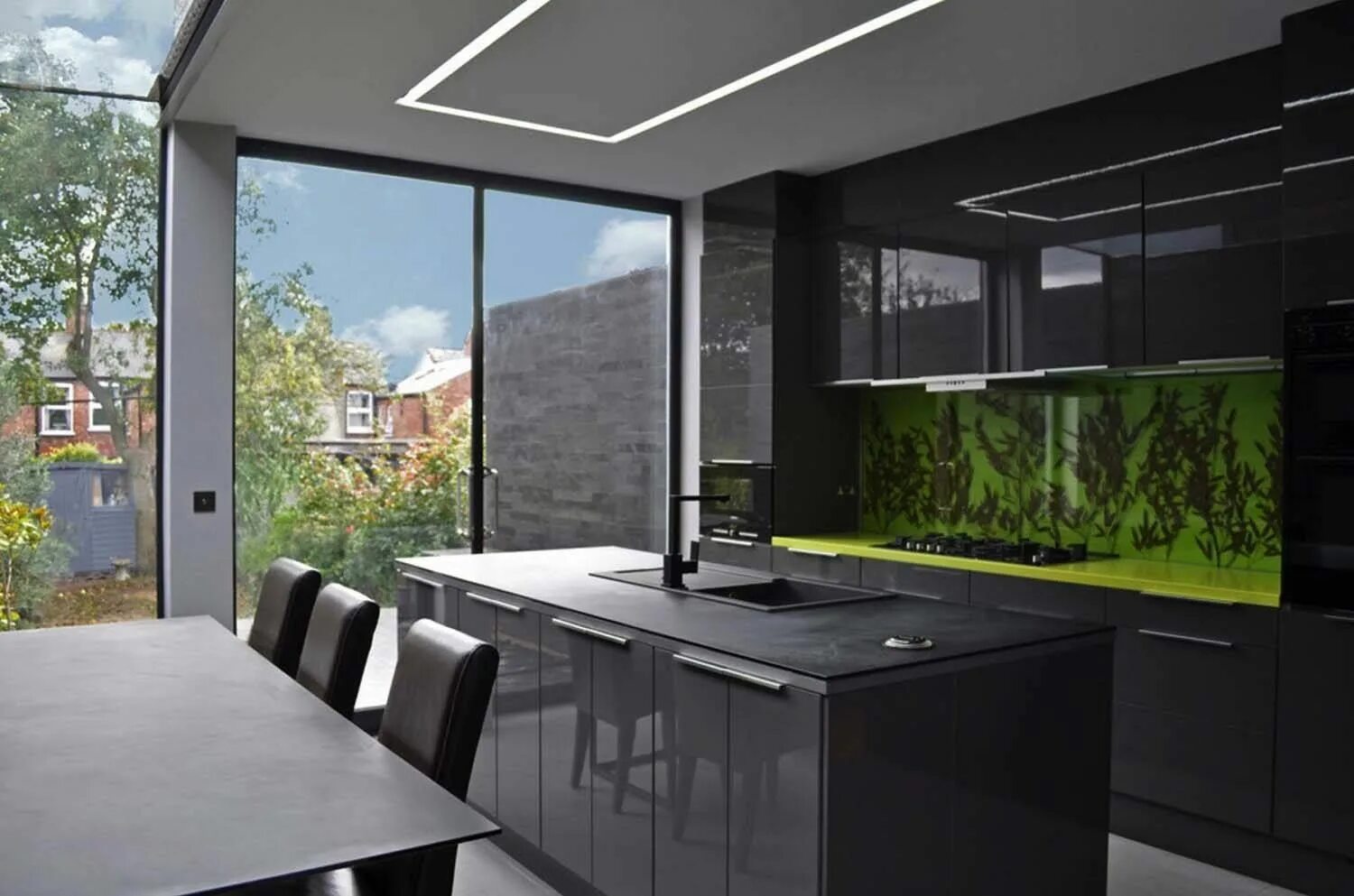 Кухонные стеклянные фото 43 Dramatic black kitchens that make a bold statement Kitchen backsplash trends,