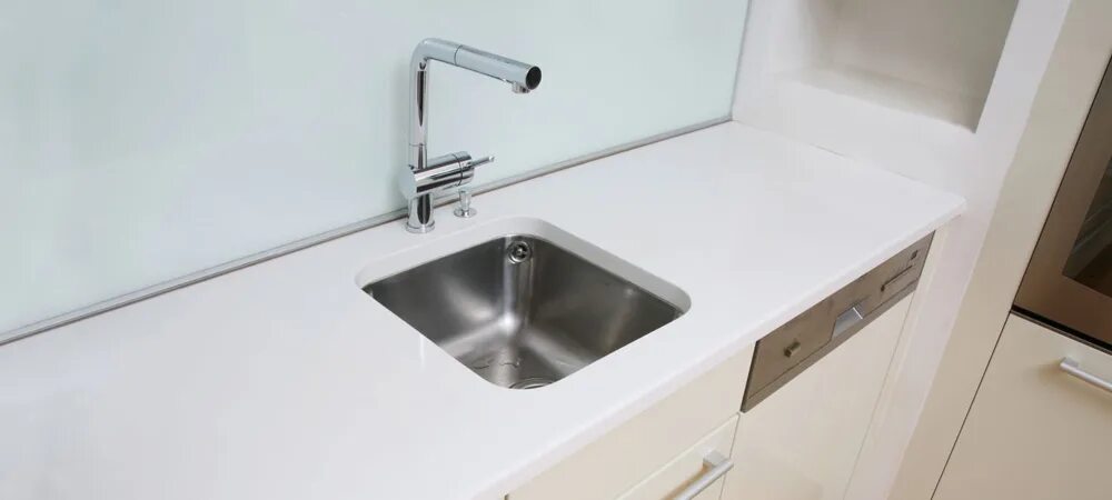 Кухонные столешницы белые фото Как выбрать цвет кухонной столешницы - полезная информация от компании "Acrylic-