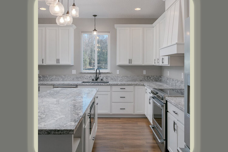 Кухонные столешницы белые фото Идеи оформления кухни - одинаковые фартук и столешница Dream house Дзен