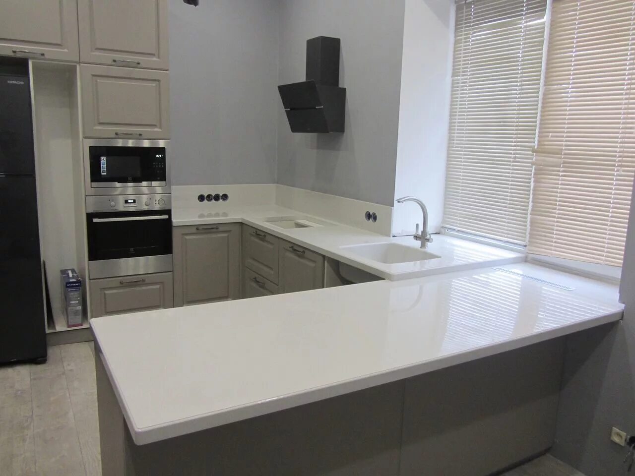 Кухонные столешницы белые фото Купить прямую столешницу для кухни из искусственного кмня в Москве Stolkit