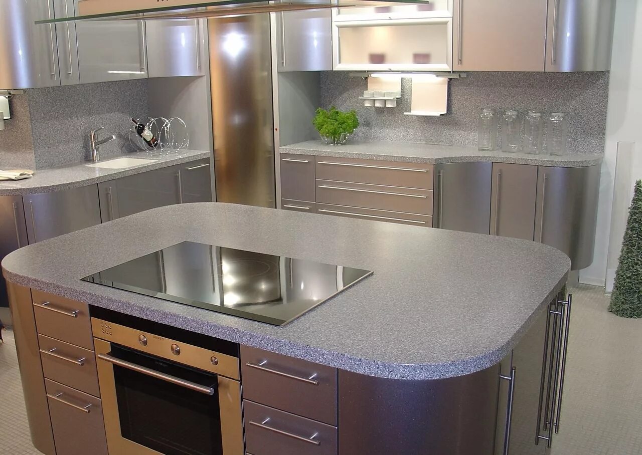 Кухонные столешницы фото Столешница cо стеновой панелью и кухонным островом из искусственного камня заказ