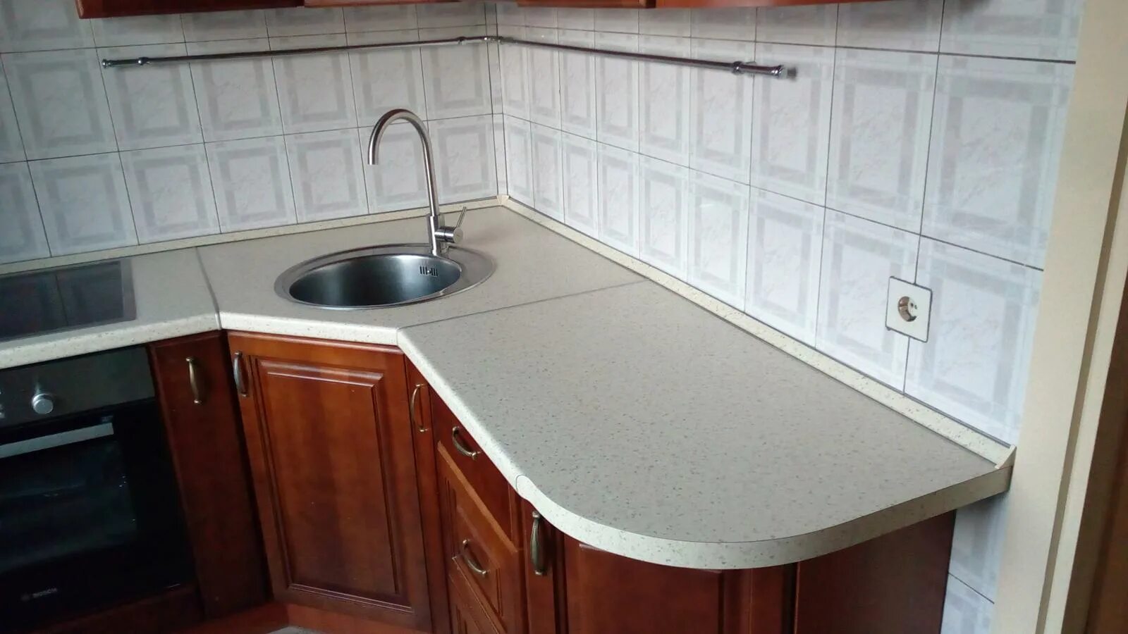 Кухонные столешницы фото цена Пластиковая столешница для кухни эконом вариант