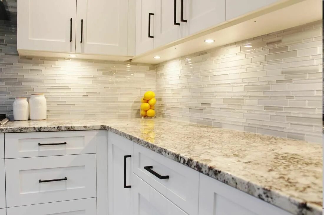 Кухонные столешницы и фартуки фото alaskan white granite kitchen The Elegant And Stylish Alaskan White Grani. White