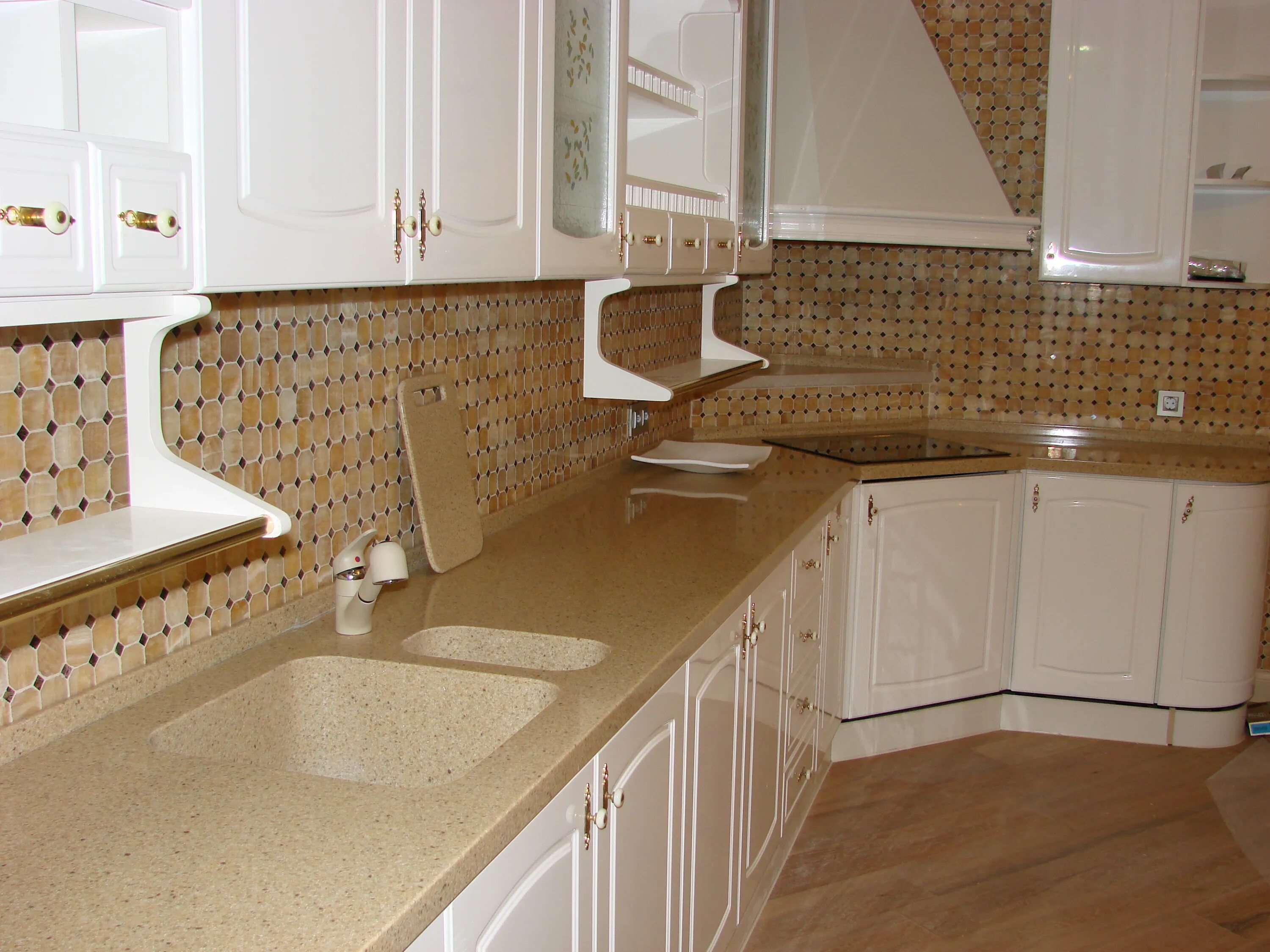 Кухонные столешницы и фартуки фото Мебель для кухни из искусственного камня Краснодар - hitech-stone