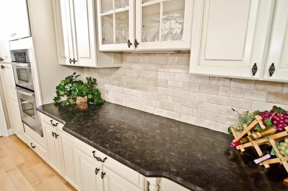 Кухонные столешницы и фартуки фото Related image Diy kitchen renovation, Kitchen backsplash designs, Leathered gran