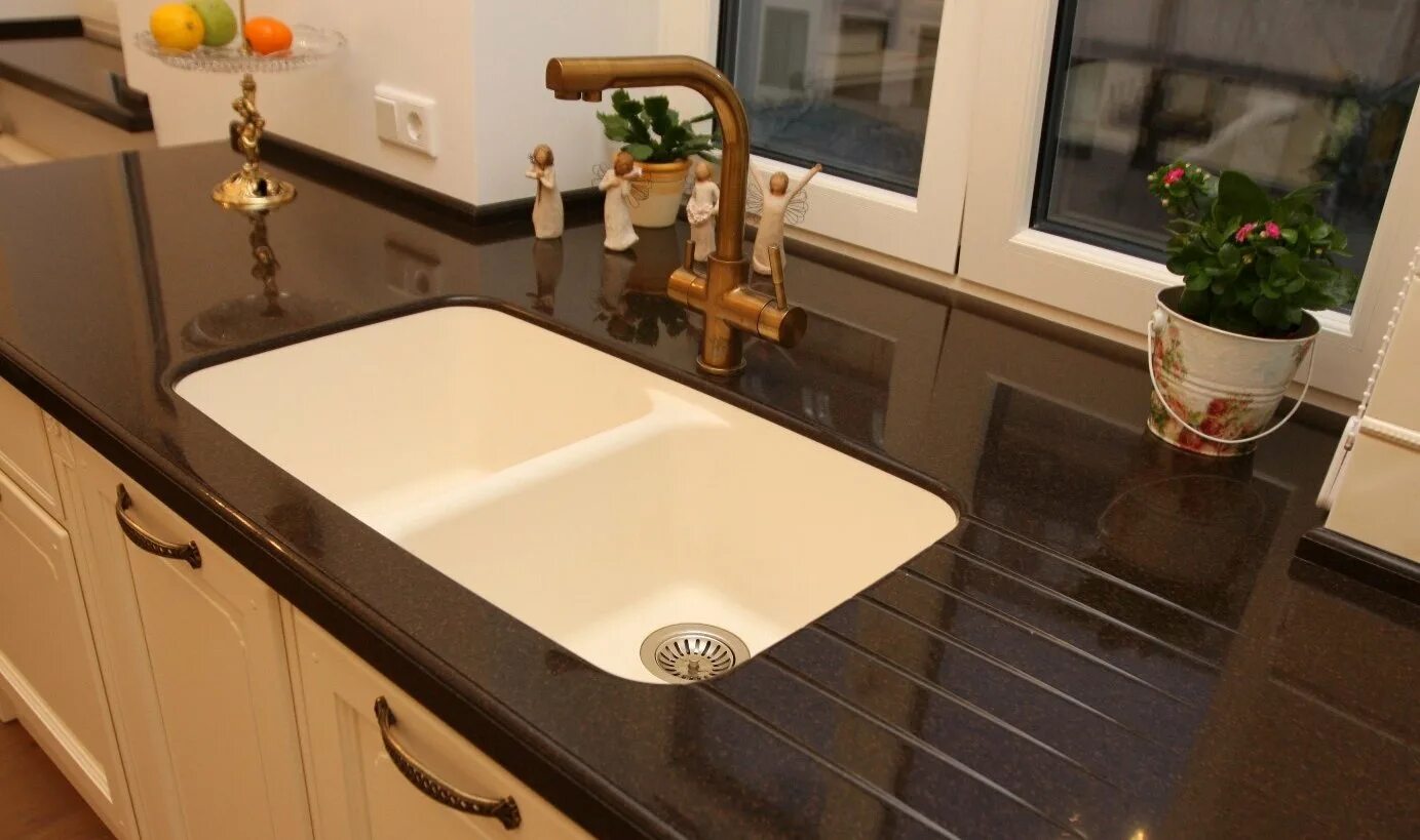 Кухонные столешницы из искусственного камня фото Кухонные столы со столешницей из искусственного камня