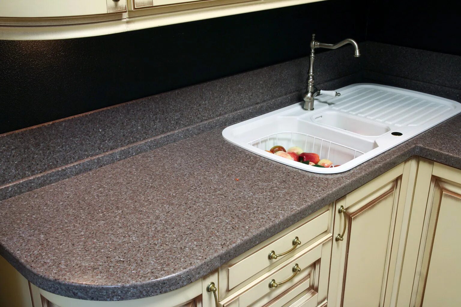 Кухонные столешницы из искусственного камня фото Как правильно крепить плинтус к столешнице на кухне: своими руками, чем крепить,