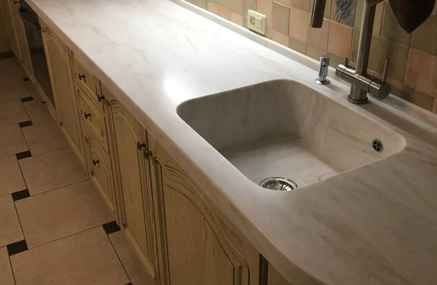 Кухонные столешницы из искусственного камня фото Столешница из акрилового камня на заказ / KLEN54.RU