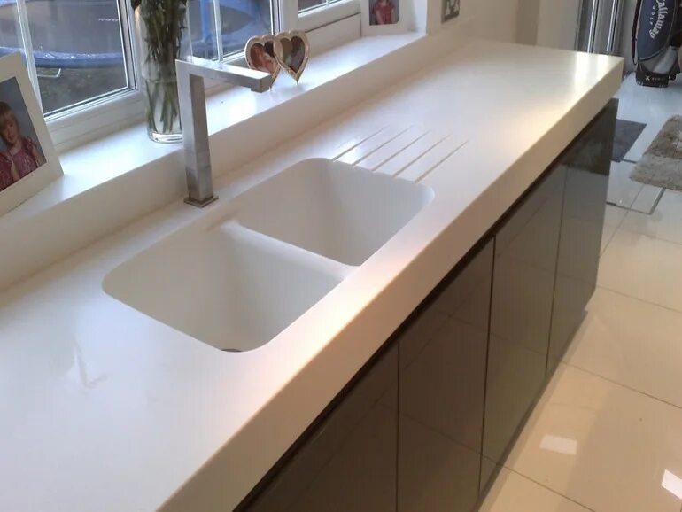 Кухонные столешницы из искусственного камня фото Столешницы для кухни - Мебельная Фабрика Смарт