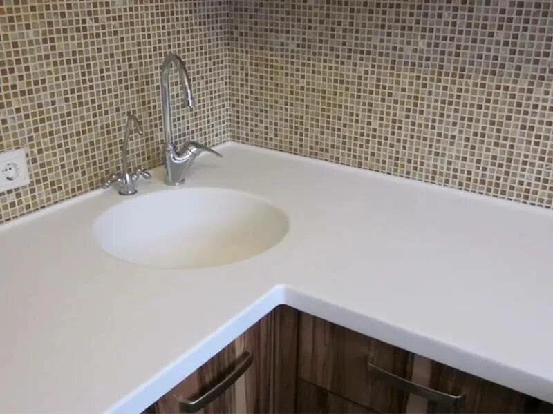 Кухонные столешницы из искусственного камня фото Угловая белая столешница - купить недорого от производителя