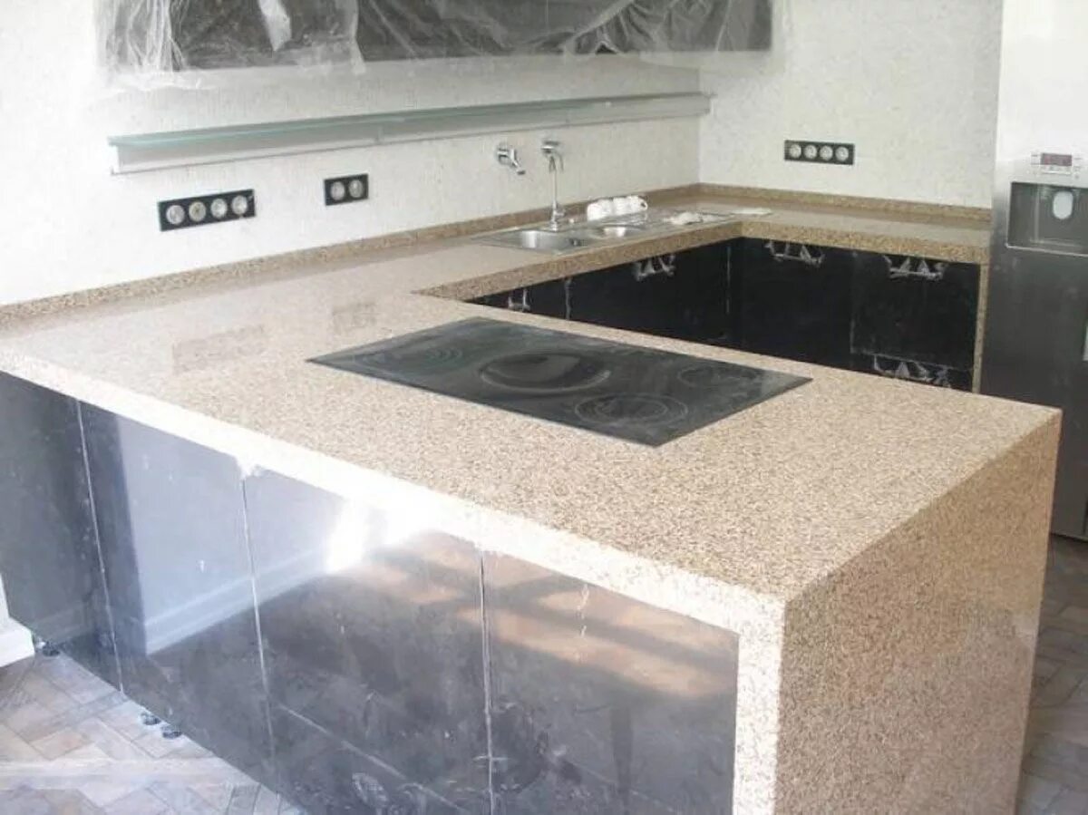 Кухонные столешницы из искусственного камня фото Столешница П - образная на кухне из искусственного камня заказать у производител