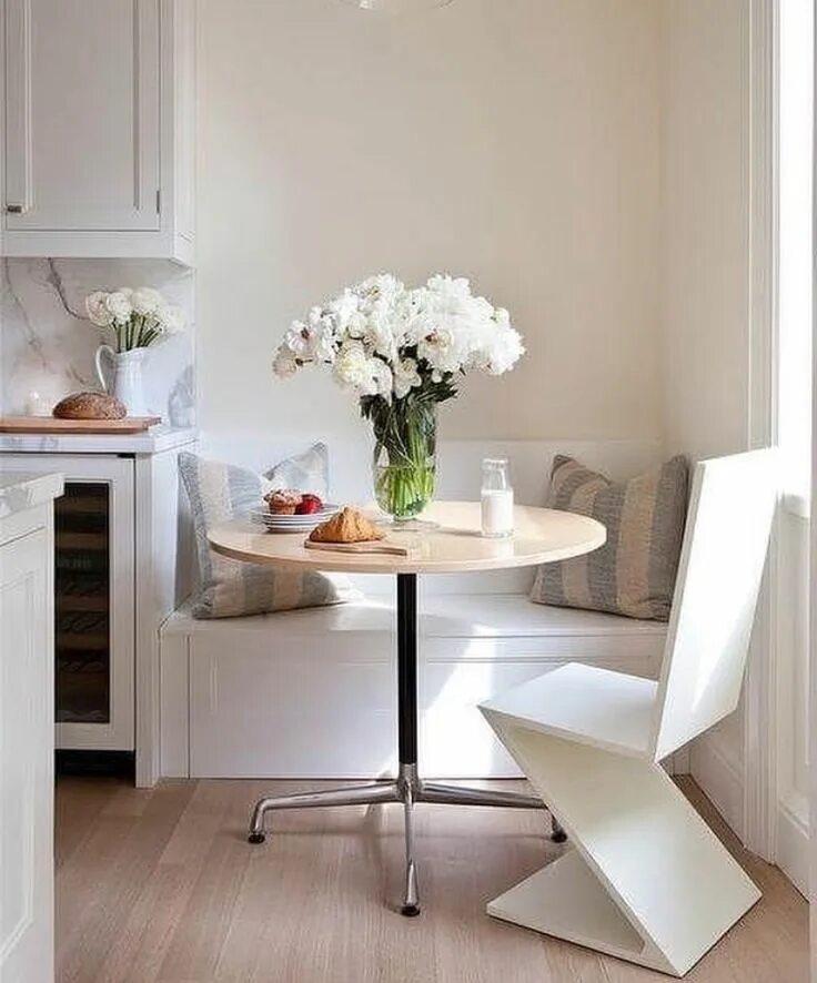 Кухонные столы в интерьере маленькой кухни Cozinha optimizada Kitchen nook table, Kitchen seating, Charming kitchen