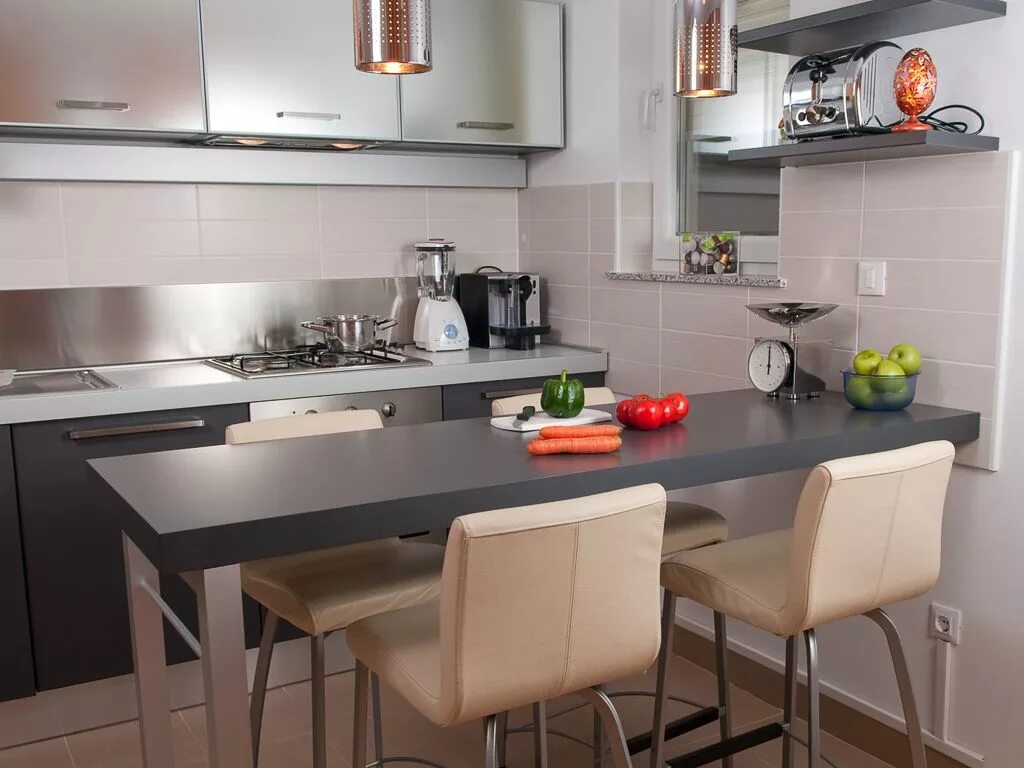 Кухонные столы в интерьере маленькой кухни Барная стойка со стульями - модный тренд для маленьких квартир Кухня, Интерьер, 