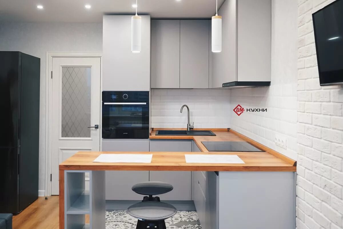 Кухонные студии фото Светло серая кухня с барной стойкой - ВМ Кухни Казань