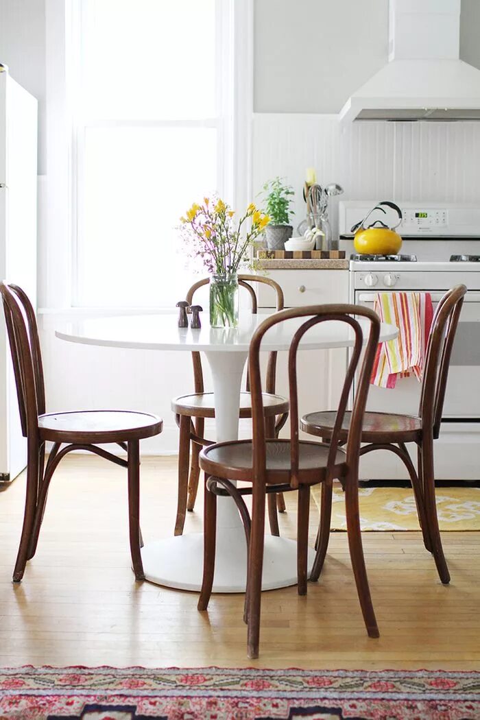 Кухонные стулья фото Обеденные зоны: 18 уютных примеров - Вдохновение Dining nook, Tulip dining table