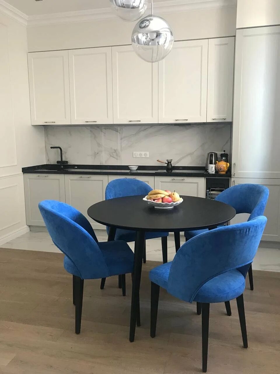 Кухонные стулья в интерьере Синие стулья для кухни в интерьере - 81 фото