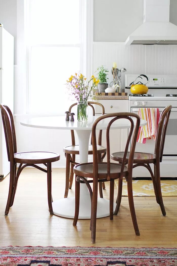 Кухонные стулья в интерьере кухни Кухня белого цвета в авторском стиле