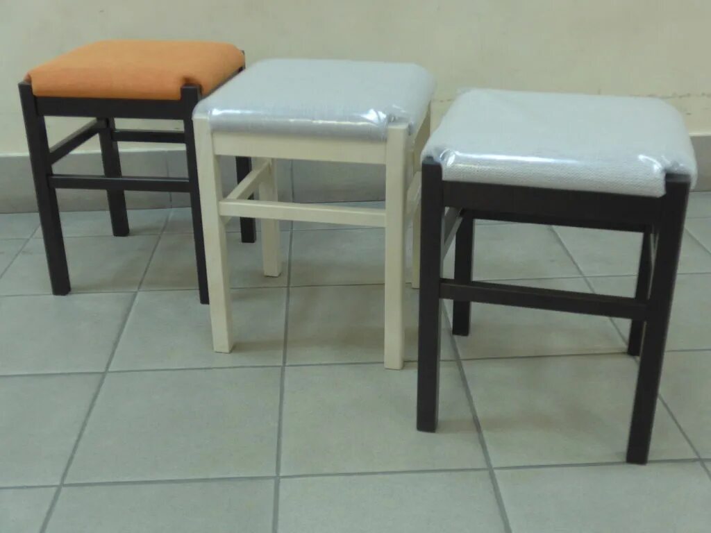 Кухонные табуретки фото и цены Табурет № 4 с мягким сиденьем, цвет "кремовый" в Якутске. Цена товара 3 480 руб.