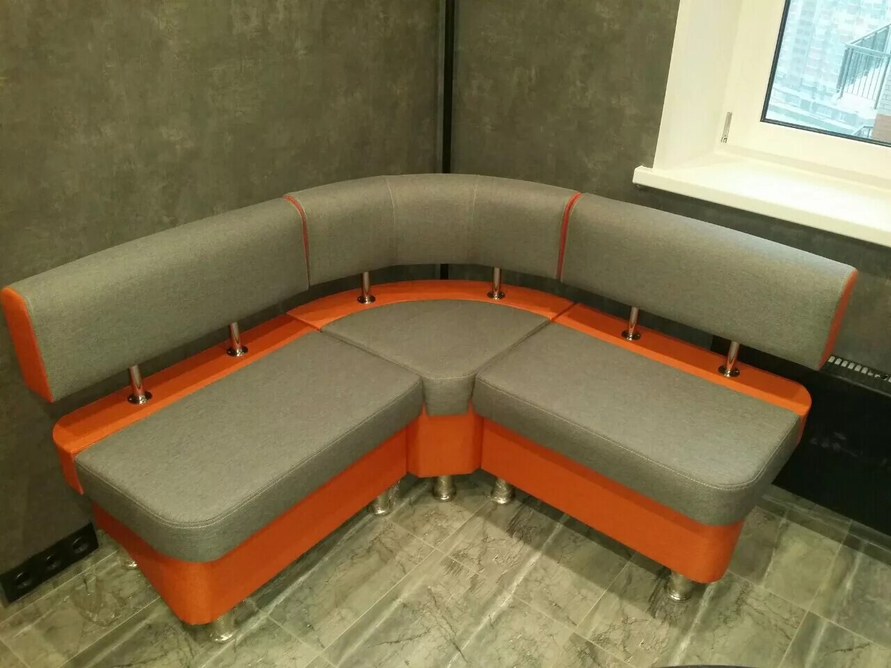 Кухонные уголки угловые фото и цены Кухонный уголок Миллениум серый с оранжевым купить недорого