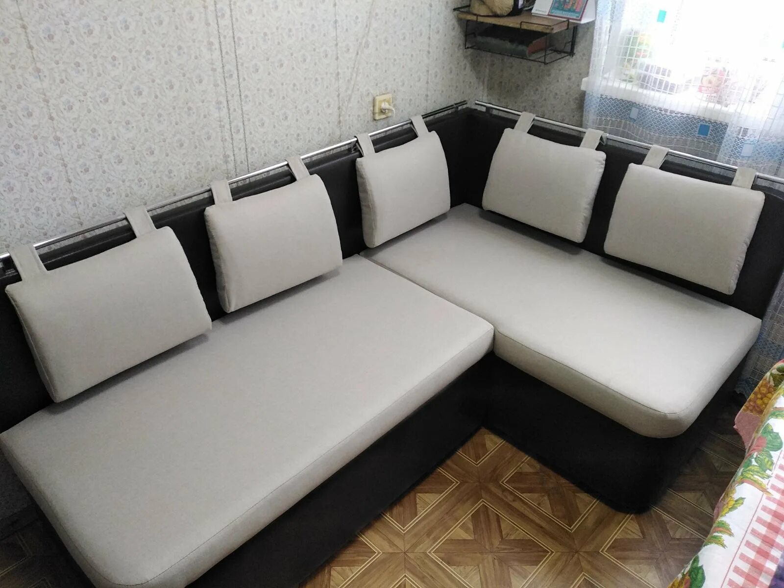 Кухонные уголки в красноярске фото цены Угловой диван в кафе (много фото) - dizainmix.ru