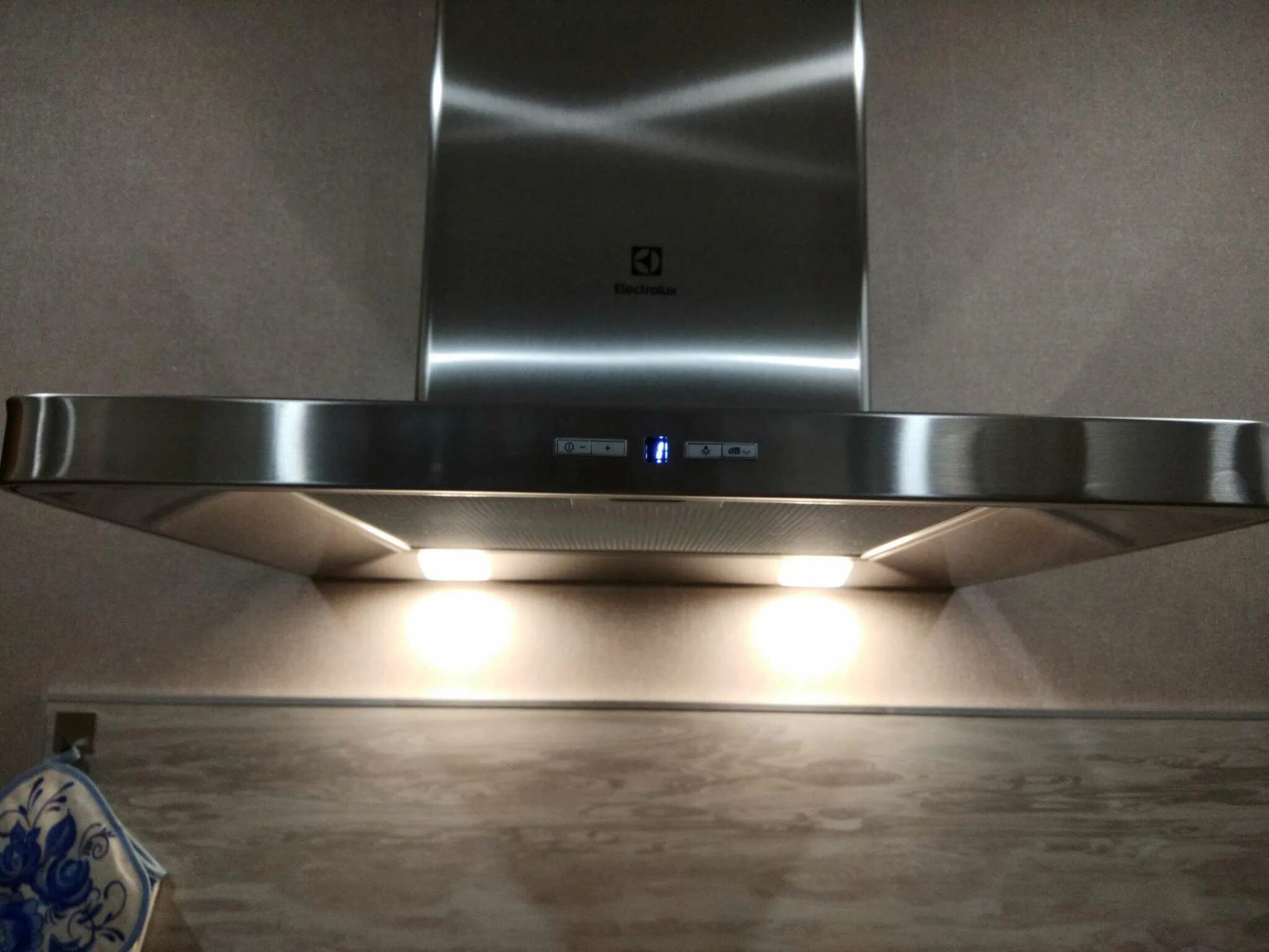 Кухонные вытяжки без подключения Кухонная вытяжка Electrolux EFF60560OX - купить по низкой цене в интернет-магази