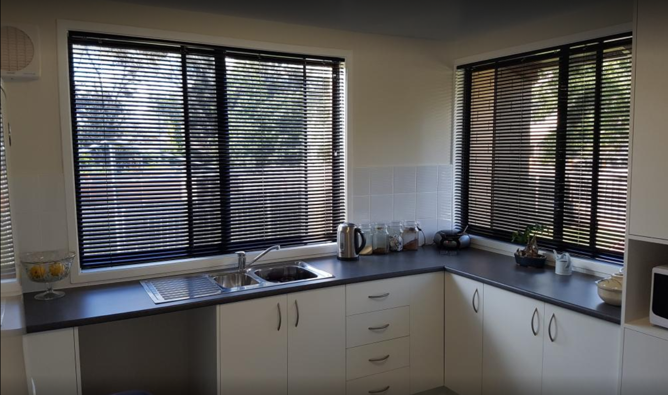 Кухонные жалюзи фото Veneta Aluminium Venetian Blinds in Black - perfect blind style for a kitchen! B