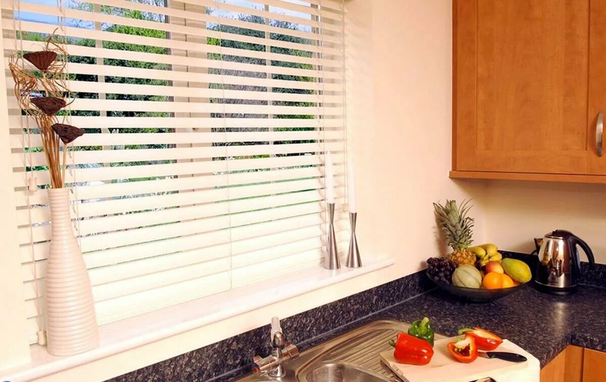 Кухонные жалюзи фото Вертикальные и горизонтальные жалюзи. Особенности и преимущества изделий (+эл. к