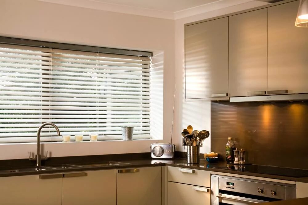 Кухонные жалюзи фото Купить горизонтальные жалюзи на кухню недорого в Ставрополе