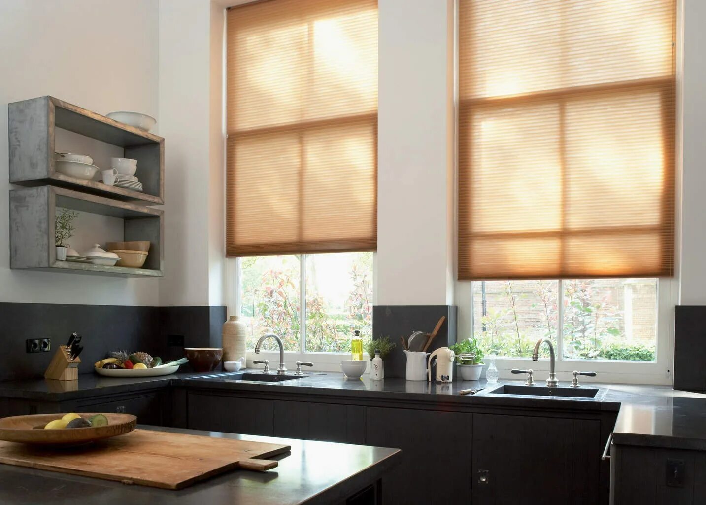 Кухонные жалюзи фото Жалюзи на кухне: 80 фото в интерьере и варианты сочетаний со шторами
