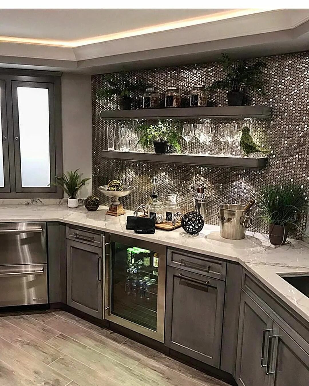 Кухонный декор фото Wet Bar Home decor kitchen, Home kitchens, Kitchen interior