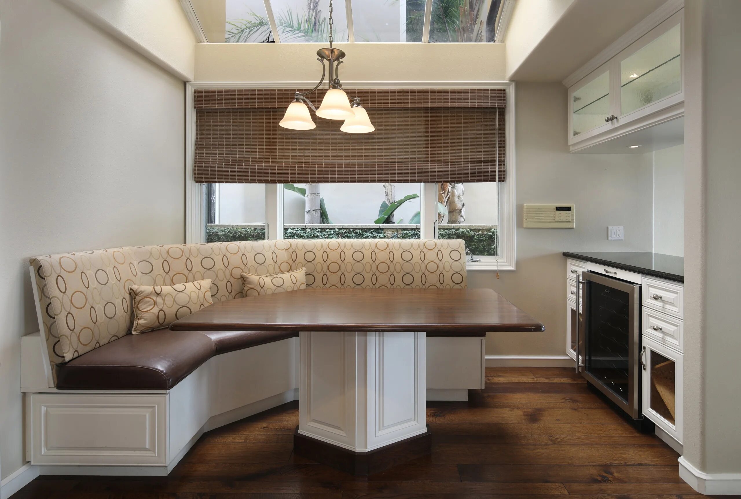 Кухонный диван в интерьере фото Обои для рабочего стола кухни Интерьер стола Диван Дизайн 2560x1724